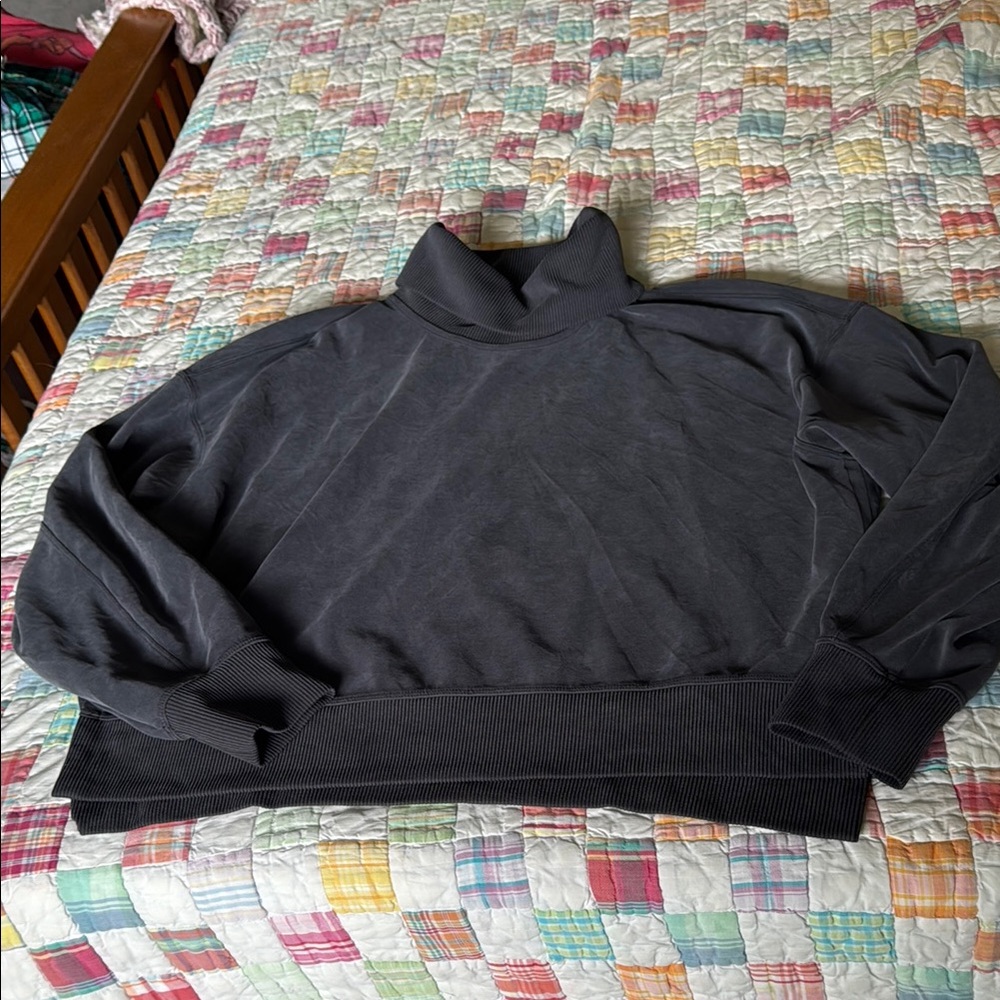 Women's Black Turtleneck Sweatshirt Lululemon Athletica softstreme size 8